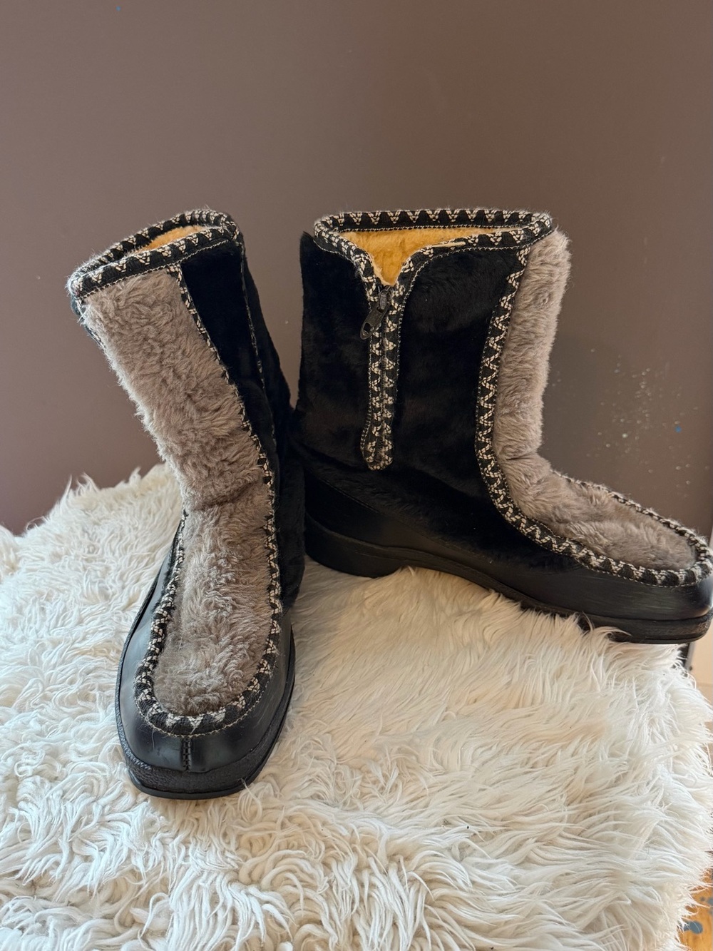 Women's vintage snowland Black and Gray Faux-Fur Winter Boots size 8